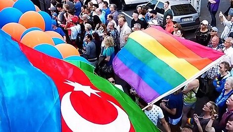 Azerbaidžano vėliava LGBT* bendruomenės parade Vokietijoje, 2015 m., Ghvinotsdaati