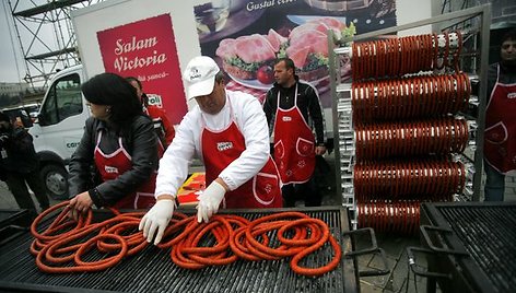 Bukareštas bando pasiekti ilgiausios pasaulyje dešros rekordą.