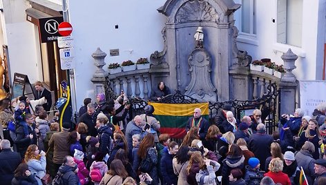 Briuselio simbolis pasipuošė lietuvių tautiniais rūbais.