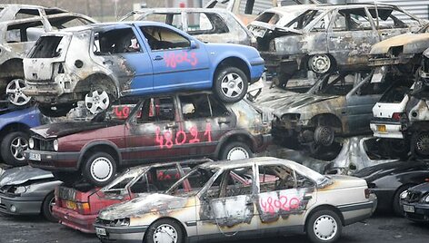 Apdegę automobiliai