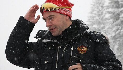 D.Medvedevas pasirengęs slidinėti.