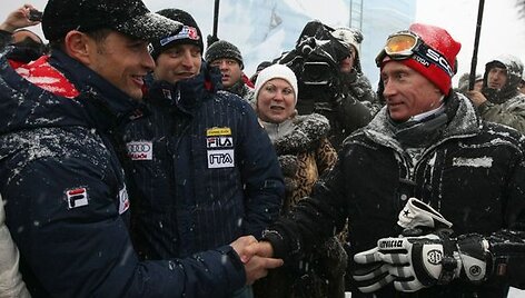 V.Putinas bendrauja su žmonėmis, slidinėjančiais Krasnaja Polianos kurorte.