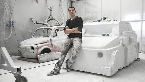 Italų menininkas i&scaron; marmuro kala &bdquo;Fiat 500&ldquo; automobilį.