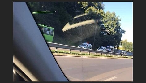 Kaune i&scaron; važiuojančio troleibuso i&scaron;&scaron;oko mergina. 