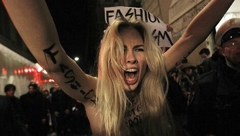 Aktyvistės bandė sužlugdyti &bdquo;Versace&ldquo; mados namų pristatymą.
