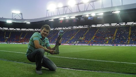 Evaldas Kadys aikštėje su apdovanojimu, kuris buvo įteiktas Cristiano Ronaldo.