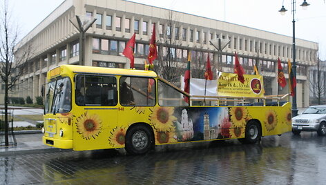 Autobusas papuo&scaron;tas &bdquo;Fronto&ldquo; partijos atributika.