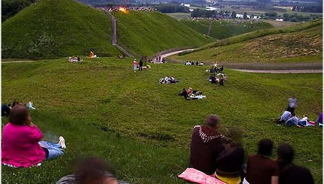 Gausybė žmonių atvyko Joninių švęsti į Kernavę.