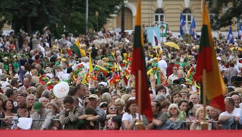 Ceremonijos žiūrovai atsine&scaron;ė lietuvi&scaron;kos atributikos.