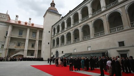 Valdovų rūmų vidinis kiemas, kuriame susirinko visi svečiai.