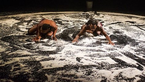 Choreografo Michel Kouakou ir trupės Daara Dance spektaklis „Lašas iš niekur“