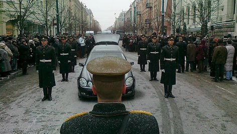 Prie Mokslų akademijos renkasi vis daugiau žmonių, norinčių atiduoti paskutinę pagarbą J.Marcinkevičiui.