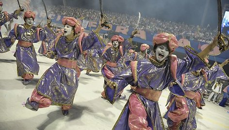 Sambos mokyklos ir jų atstovai pasipuošę įspūdingais kostiumais dalyvavo atidarymo parade.