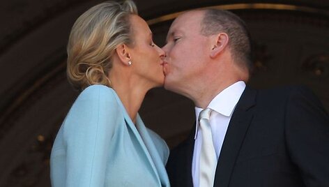 Kunigaik&scaron;čio Alberto II iu Charlene Wittstock bučinys po civilinės santuokos penktadienį