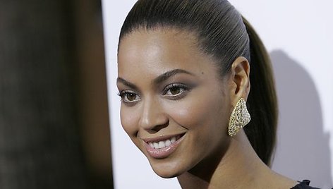 Beyonce – viena iš garsenybių, pamėgusių didelius ir sunkius auskarus.