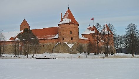 Žiema Trakuose: ledo sukaustytas Galvės ežeras ir Trakų pilis