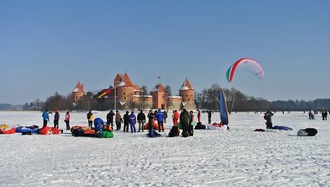 Žiema Trakuose: ledo sukaustytas Galvės ežeras ir parasparnių varžybos