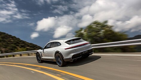 &bdquo;Porsche Mission E Cross Turismo&ldquo; i&scaron;riedės į gatves