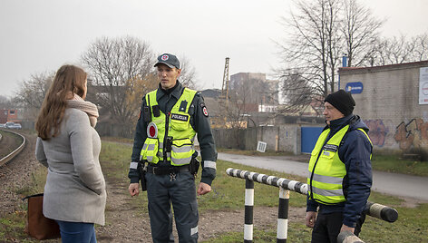 Klaipėdos policijos pareigūnai gaudė per geležinkelį vaik&scaron;tančius pėsčiuosius