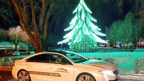 &bdquo;Peugeot 508&ldquo; prie &Scaron;irvintų Kalėdų eglutės