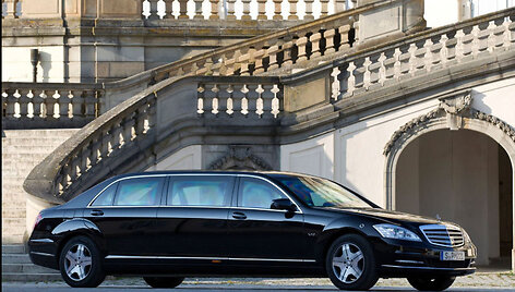 Dmitrijaus Medvedevo automobiliai: &scaron;arvuotas &bdquo;Mercedes Benz Pullman&ldquo;