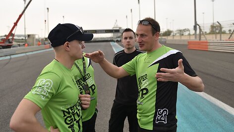 Rokas Baciu&scaron;ka apžiūrėjo &bdquo;Formulės 1&ldquo; Yas Marina trasos dalį