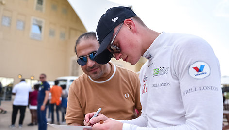 Rokas Baciuška Abu Dabyje dalijo autografus Pasaulio ralio kroso čempionato žiūrovams