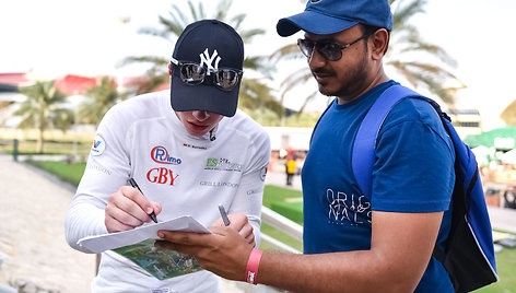 Rokas Baciuška Abu Dabyje dalijo autografus Pasaulio ralio kroso čempionato žiūrovams