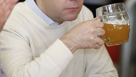 V.Putinas su D.Medvedevu gegužės 1 d. &scaron;ventė alaus bare