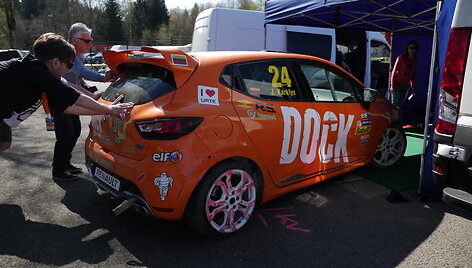 jonas-karklys-startavo-belgijos-spa-trasoje-ziediniu-lenktyniu-renault-clio-central-europe-serijoje