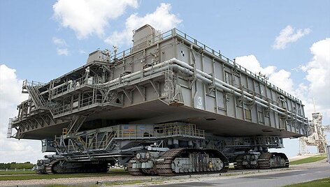 Mobili raketų paleidimo platforma keliauja atgal po sėkmingo raketos starto (geriau įsižiūrėję galite pastebėti ir milžini&scaron;kus i&scaron;metimo vamzdžius). ( NASA/Kim Shiflett, Wikimedia)
