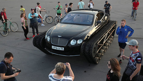 Bentley Continental GT su tanko vikšrais