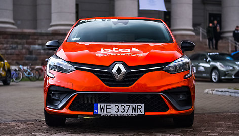 Renault Clio, konkurso „Metų automobilis 2020“ dalyviai prie Martyno Mažvydo bibliotekos