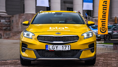 KIA X Ceed, konkurso &bdquo;Metų automobilis 2020&ldquo; dalyviai prie Martyno Mažvydo bibliotekos
