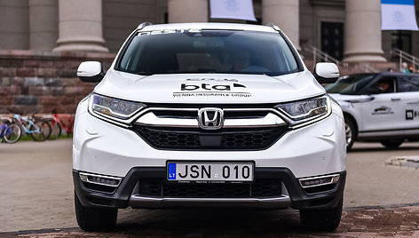 „Honda CR-V Hybrid“, konkurso „Metų automobilis 2020“ dalyviai prie Martyno Mažvydo bibliotekos