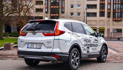 „Honda CR-V Hybrid“, konkurso „Metų automobilis 2020“ dalyviai prie Martyno Mažvydo bibliotekos