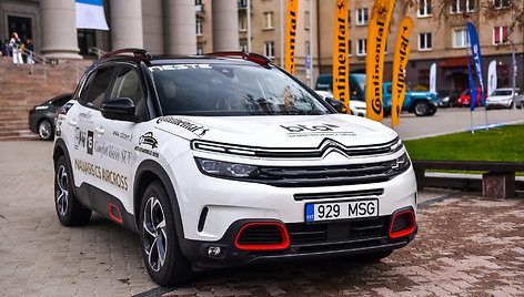 „Citroen C5 Aircross“, konkurso „Metų automobilis 2020“ dalyviai prie Martyno Mažvydo bibliotekos