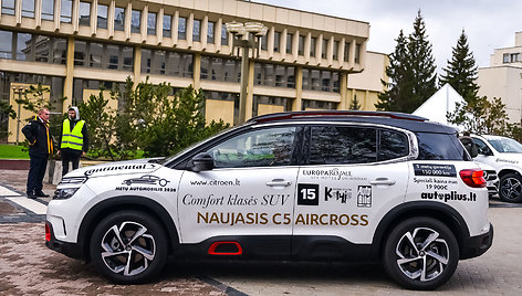 „Citroen C5 Aircross“, konkurso „Metų automobilis 2020“ dalyviai prie Martyno Mažvydo bibliotekos