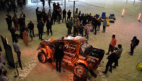 Antanas Juknevičius su Darium Vaičiuliu pristatė Dakaro komandą ir automobilį