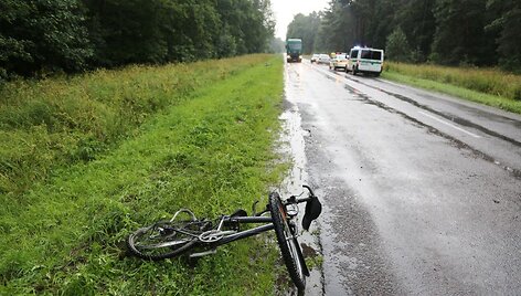 Netoli Pagėgių dviratininkas parblo&scaron;kė du dviratininkus.