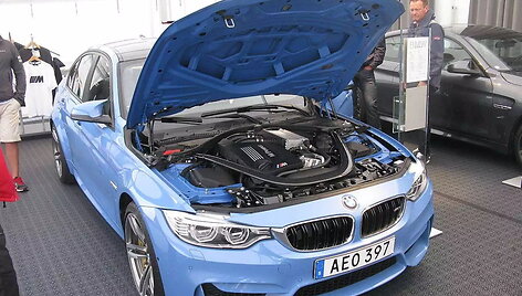 &Scaron;iauolaikinių BMW kapotai yra atidaromi atgal. (nakhon100, Wikimedia(CC BY 2.0)