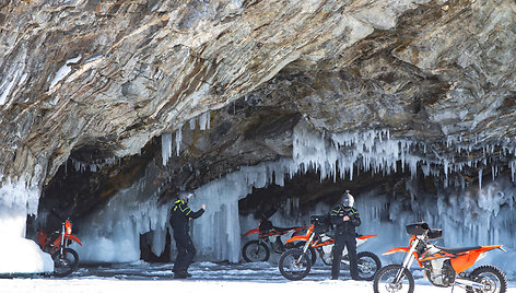 Karolio Mieliausko iššūkis pavyko: 6 motociklininkai ir UAZ pervažiavo užšąlusį giliausią ežerą