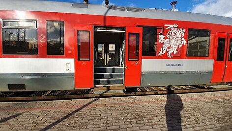 Traukinys (automotrisė), vežantis i&scaron; Vilniaus geležinkelio stoties į oro uostą