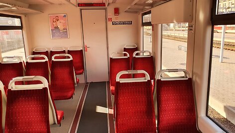 Traukinys (automotrisė), vežantis i&scaron; Vilniaus geležinkelio stoties į oro uostą