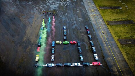 I&scaron; automobilių suformavo skaičių 30 bei Lietuvos atgimimo simbolį &ndash; Gediminaičių stulpus