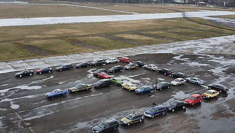 I&scaron; automobilių suformavo skaičių 30 bei Lietuvos atgimimo simbolį &ndash; Gediminaičių stulpus