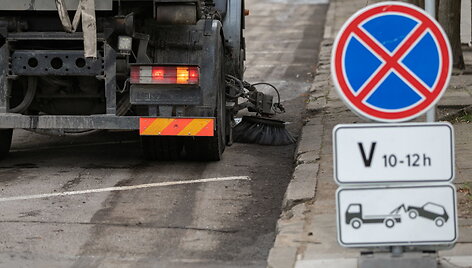 I&scaron;vežami sostinės gatves trukdantys valyti automobiliai