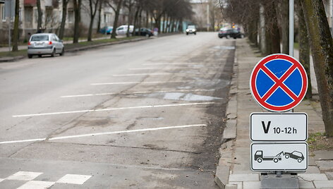 I&scaron;vežami sostinės gatves trukdantys valyti automobiliai
