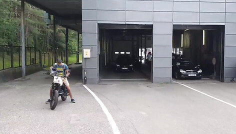 Automobilių eilės prie &bdquo;Regitros&ldquo; filialo Vilniuje