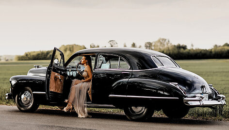 Eivilė ir Cadillac Series 62, 1942 m. Automobilio savininkas &ndash; Dalius Linkevičius. Viktorijos Valentinavičiūtės nuotrauka